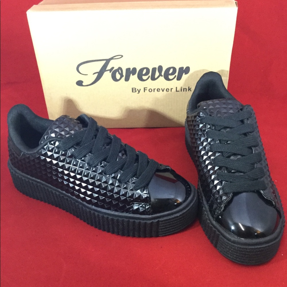 Sz 6 Black Pyramid Studded Sneakers